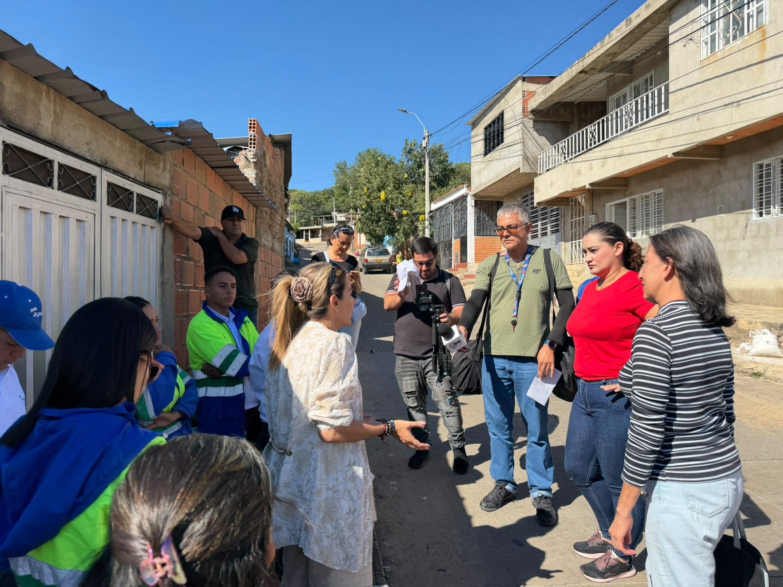 Ledys Quintero, jefe de Servicio, atiende a vecinos del barrio Trapiches.