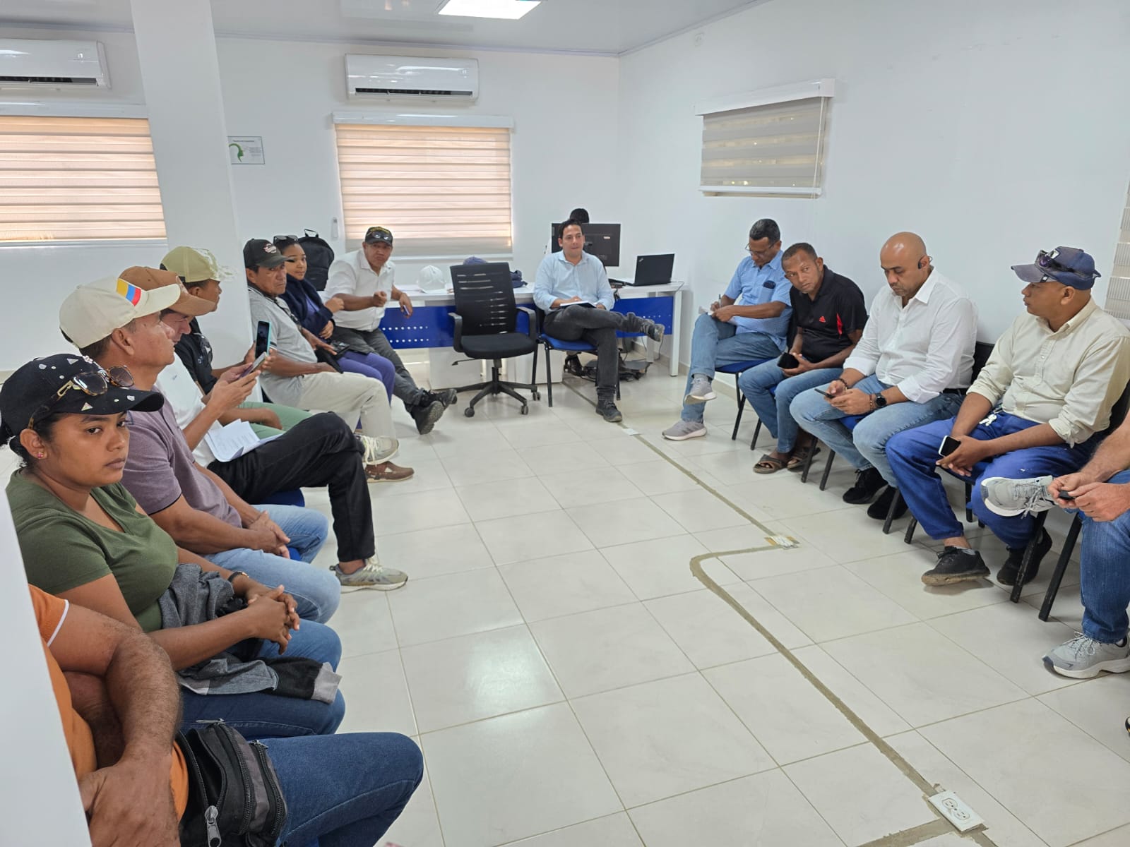 El gerente de Aqualia, Miguel Hernández Cogollo, junto a líderes comunales de Lorica.