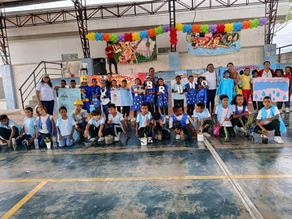 Estudiantes se convierten en Guardianes Sostenibles en jornada ambiental escolar en Candelaria