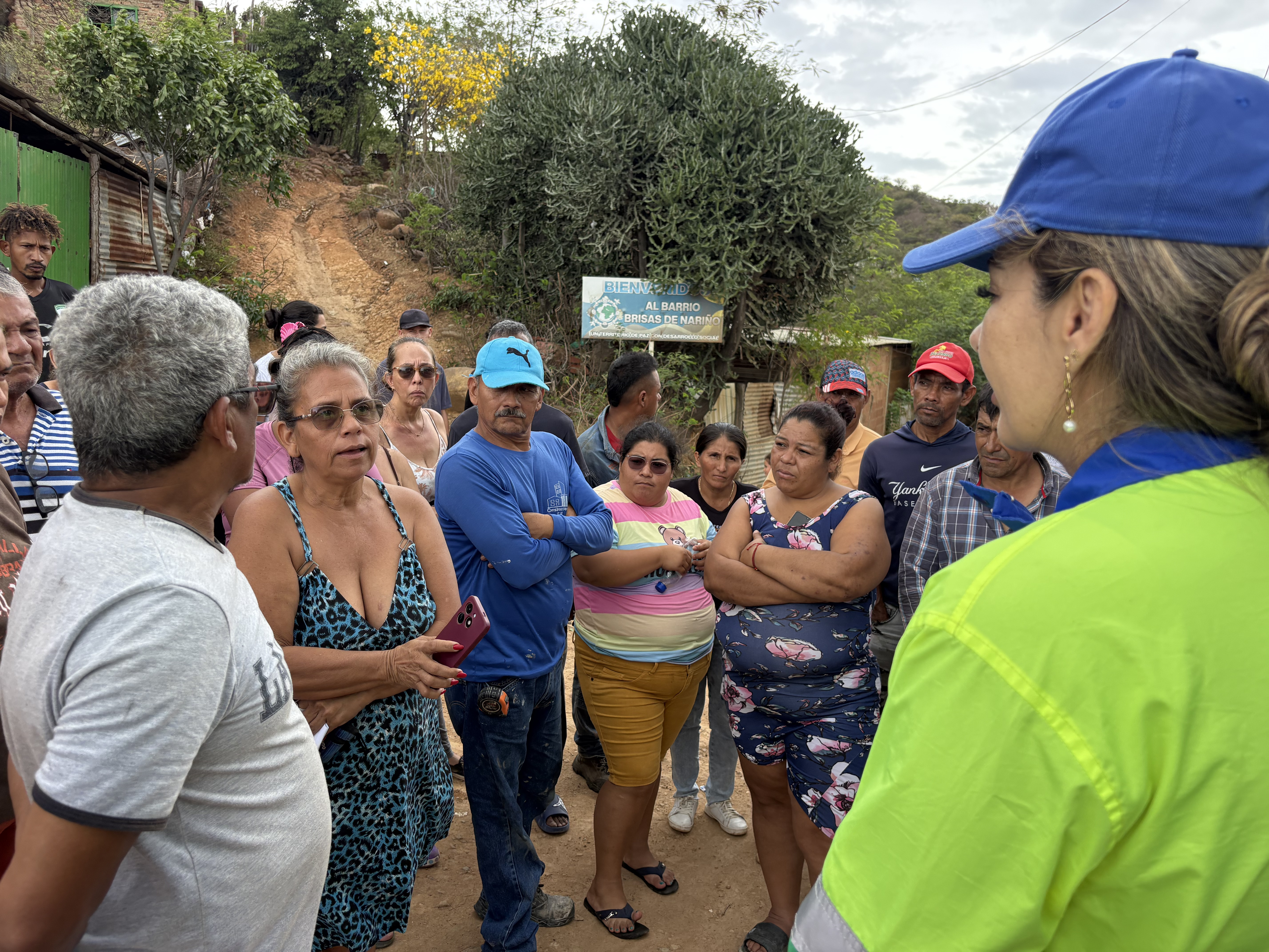 Ledys Quintero, jefe de Servicio, habla con habitantes de Brisas de Nariño.