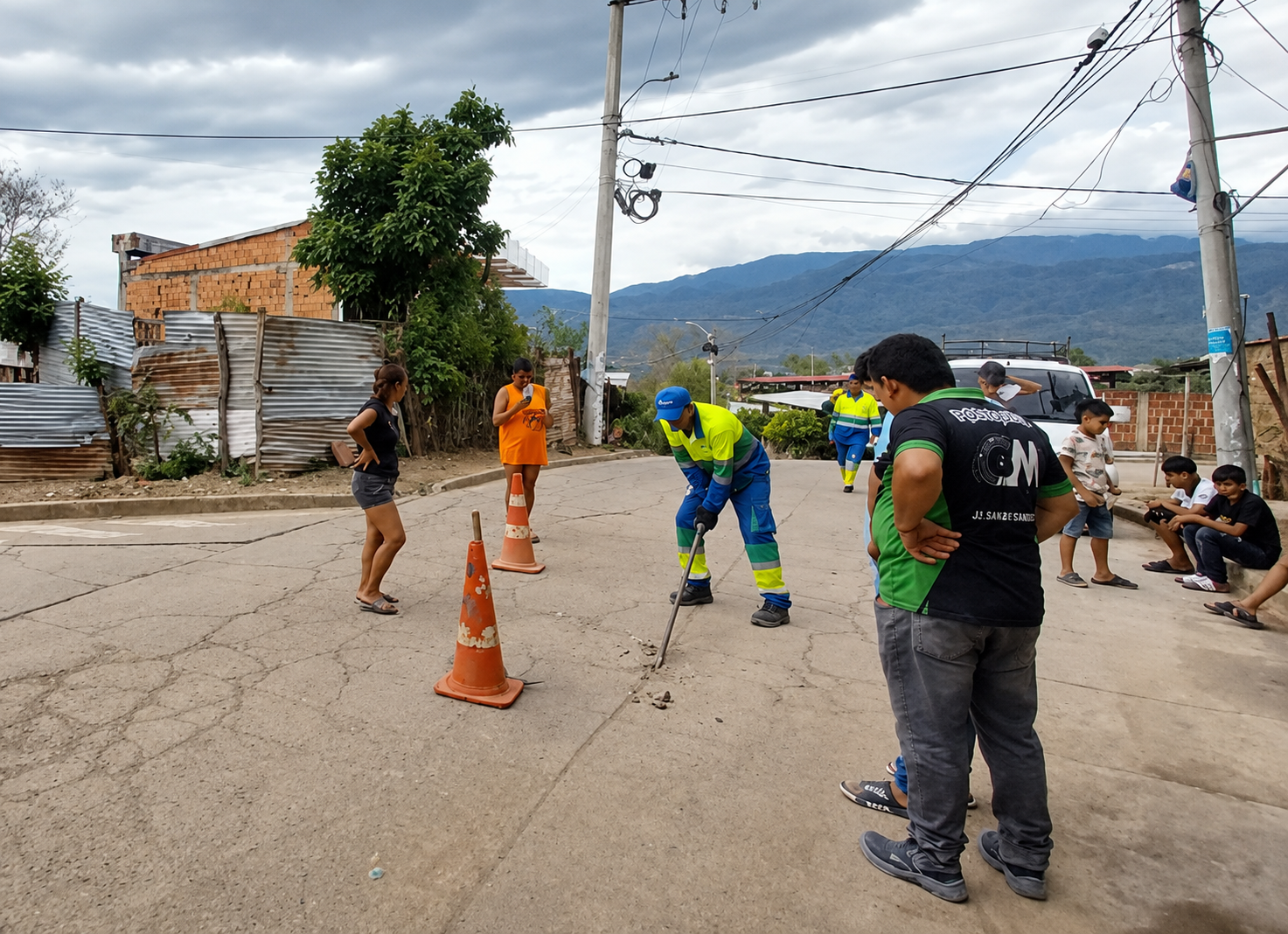 Operario de Aqualia atienden contingencia en barrio Montevideo II.