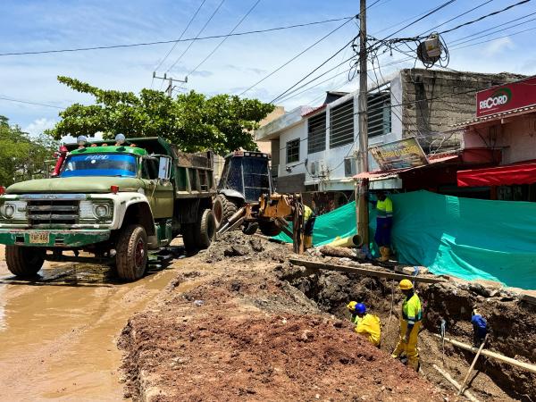Aqualia renueva red del alcantarillado en el barrio Kennedy de Santa Cruz de Lorica, para resolver represamiento de aguas residuales