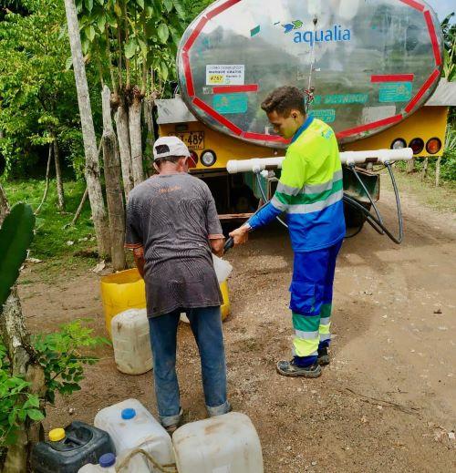 Aqualia lleva agua en carrotanques a comunidades con dificultad de abastecimiento