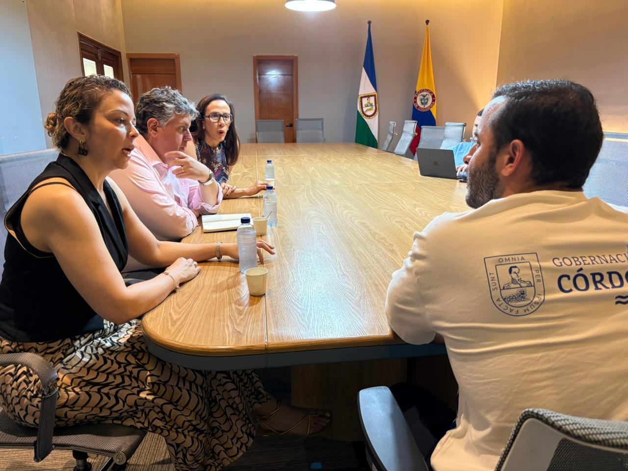 Angélica María Arbeláez, directora de Aqualia Colombia, en diálogo con el gobernador de Córdoba, Erasmo Zuleta Bechara. Acompañan Sergio García, director de operaciones de Aqualia Colombia, y Viviana Altahona Castro, directora de Comunicaciones y Gestión Social.