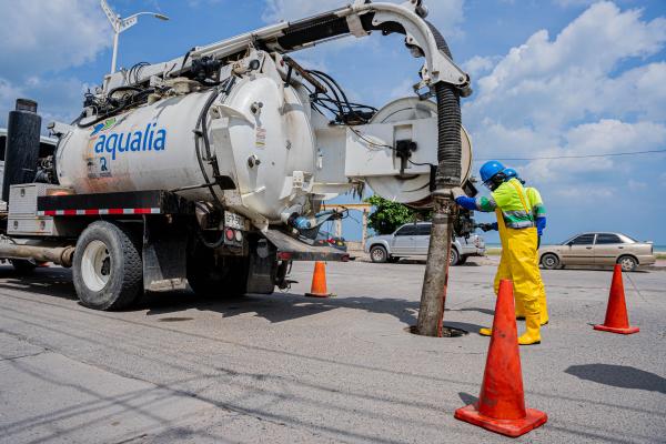 Mantenimiento en alcantarillado Aqualia Riohacha