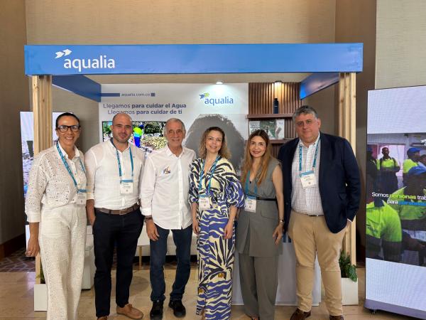 El gobernador del Atlántico, Eduardo Verano de la Rosa, junto a Angélica María Arbeláez Mendoza, Directora País de Aqualia Colombia, y el equipo directivo de la compañía, durante el Seminario de Acueducto y Alcantarillado de Andesco.